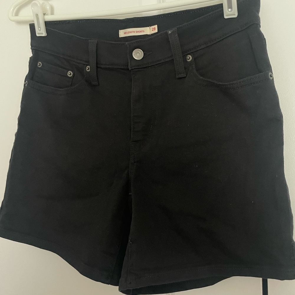 Black mid length Levi shorts size 28